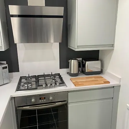 Headingley-weetwood - Well Equipped Set In Natural Woodland