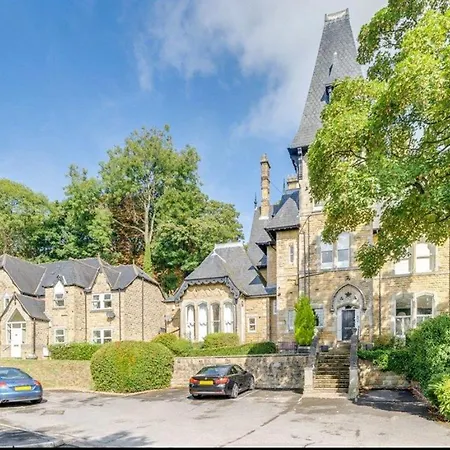 Headingley-weetwood Stunning Set In Beautiful Grounds Leeds (West Yorkshire)