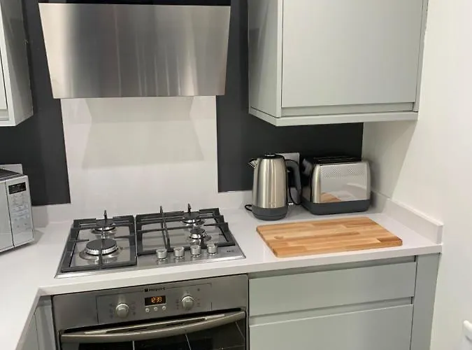 Headingley-weetwood - Well Equipped Set In Natural Woodland