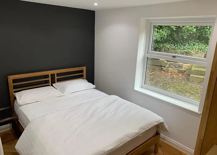 Lejlighed Headingley-weetwood - Well Equipped Set In Natural Woodland