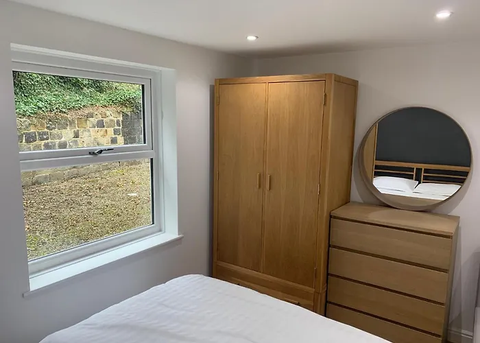 Headingley-weetwood - Well Equipped Set In Natural Woodland